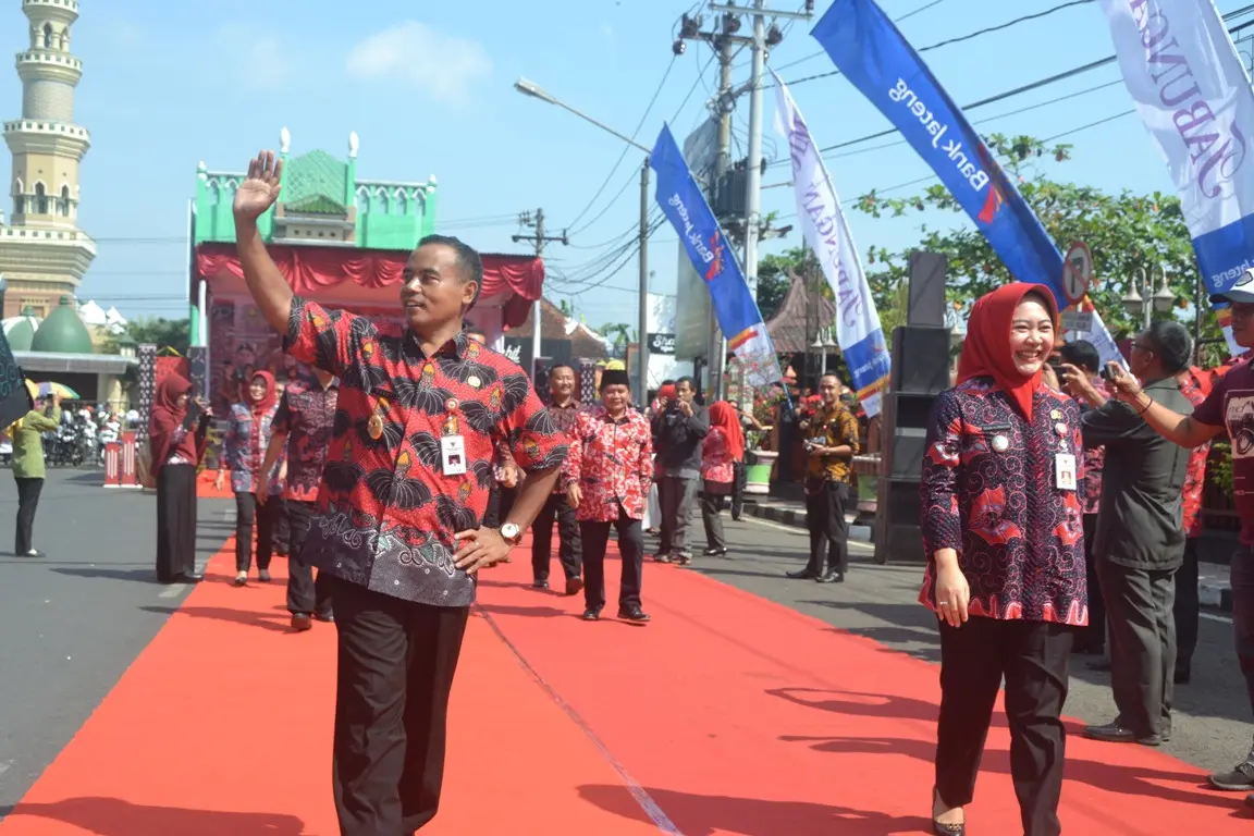 Tasdi bergaya saat pembukaan Gebyar Batik Purbalingga dengan motif batik khas, motif lawa. Sabtu, 12 mei 2018. (Dok Kominfo Purbalingga/Liputan6.com)