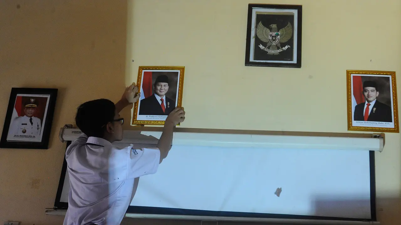 Penggantian Pigura Foto Presiden di Sekolah dan Instansi