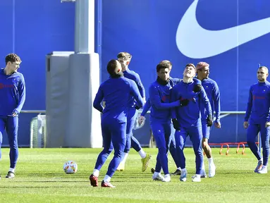 Bek Barcelona Alejandro Balde (tengah) dan gelandang Spanyol Gavi (ketiga kanan) menghadiri sesi latihan pada malam semifinal Copa del Rey di tempat latihan Joan Gamper di Sant Joan Despi, Rabu (1/3/2023). Barcelona akan menyambangi markas Real Madrid dalam laga leg pertama semifinal Copa del Rey 2022-2023 di Santiago Bernabeu, Jumat, 3 Maret dini hari WIB. (Pau BARRENA / AFP)