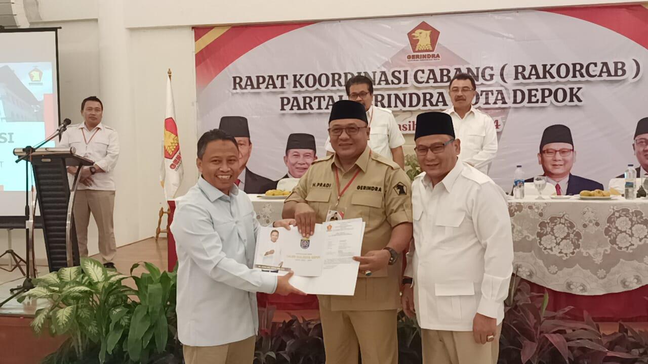 Sekda Kota Depok, Supian Suri saat menyerahkan formulir pendaftaran untuk menjadi kader Gerindra pada Rakorcab Gerindra Kota Depok, Tapos, Depok.