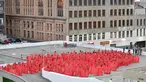 Ratusan orang berpose mengenakan kain merah transparan saat foto bugil massal dari proyek terbaru fotografer AS Spencer Tunick di tempat parkir mobil di pusat perbelanjaan di Melbourne, Australia (9/7). (AFP Photo/Paul Crock)