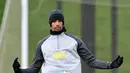 Bek Liverpool Joel Matip menghadiri sesi latihan jelang pertandingan Liga Champions di tempat latihan mereka di Kirkby, utara Liverpool, 15 Februari 2021. Liverpool akan melawat ke markas Inter Milan pada leg pertama babak 16 besar Liga Champions 2021/22, Kamis 17 Februari 2022. (Paul ELLIS / AFP)