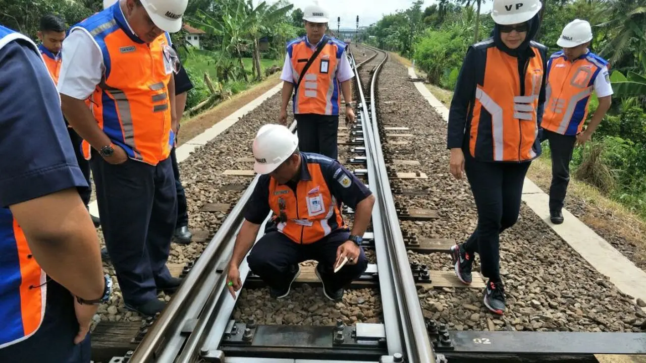Ilustrasi - Pengecekan jalur kereta api di wilayah Daop 5 Purwokerto. (Foto: Liputan6.com/KAI Daop 5 Purwokerto/Muhamad Ridlo)