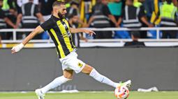 Pemain Al Ittihad, Karim Benzema, mengontrol bola saat melawan Al Riyadh pada laga pekan ketiga Liga Arab Saudi di Prince Faisal bin Fahd Stadium, Riyadh, Jumat (25/8/2023). Bermain selama 90 menit, Benzema tampil impresif dengan melepaskan dua tembakan yang satu di antaranya mengarah ke gawang, melakukan 54 sentuhan, dan akurasi umpan hingga 89 persen. (AFP/Fayez Nureldine)
