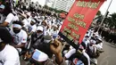 Para pendemo membawa poster berisi tuntutan mereka, Senin (1/12/2014). (Liputan6.com/Faizal Fanani) 