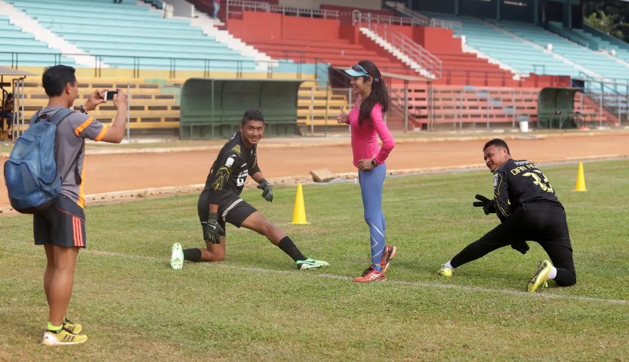 Seorang presenter televisi swasta berfoto dengan dua kiper Sriwijaya FC di Stadion Soemantri Brojonegoro, Jakarta, Jumat (16/10/2015) pagi WIB. (Bola.com/Nicklas Hanoatubun)