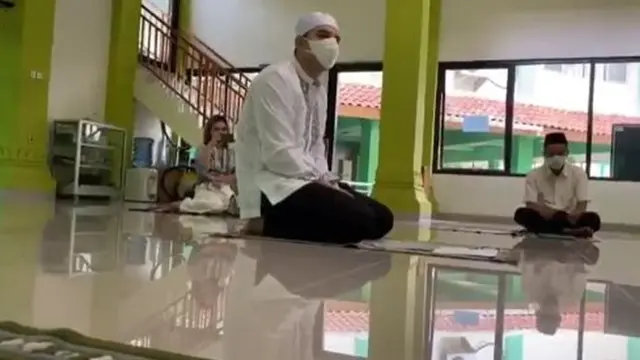 6 Momen Kekasih Cita Citata Memeluk Islam, Ucap Kalimat Syahadat di Masjid