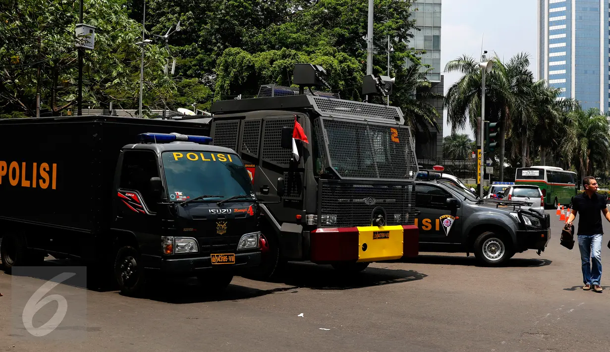 Mobil pengamanan polisi terlihat berjaga di kawasan Bundaran HI, Jakarta, Selasa (1/9/2015). Arus lalu lintas di kawasan Bundaran HI terlihat sepi dari pedemo. (Liputan6.com/Yoppy Renato)