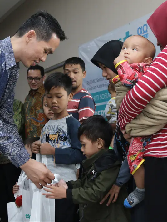 Dirut PT Elang Medika Corpora (EMC) Andya Daniswara memberi santunan kepada pasien saat membuka bakti sosial hernia di RS EMC Sentul City, Jawa Barat, Sabtu (21/4). Operasi hernia dilakukan kepada 60 pasien kurang mampu. (Liputan6.com/Herman Zakharia)
