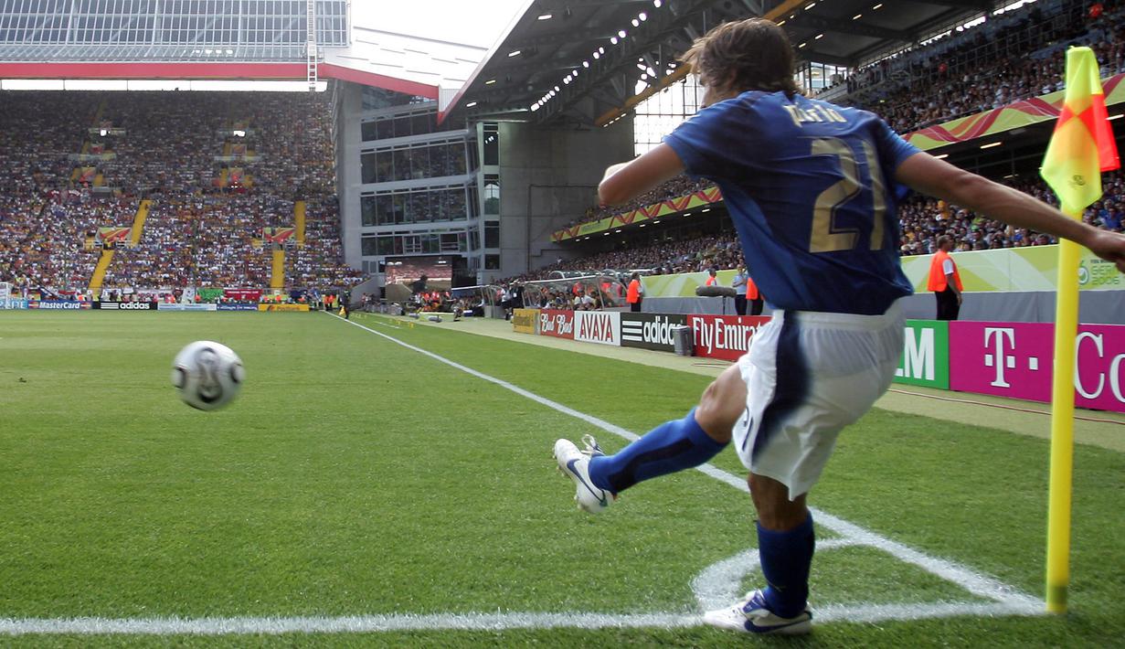 Gelandang Italia, Andrea Pirlo, melakukan tendangan sudut saat melawan Australia pada laga Piala Dunia di Stadion Fritz-Walter, Kaiserslautern, Senin (26/6/2017). Pada turnamen ini Pirlo berhasil mengantar Italia juara. (AFP/Patrick Hertzog)