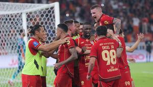 Momen pemain Persija, Allano melakukan selebrasi usai mencetak gol ke gawang Bhayangkara pada lanjutan BRI Super League 2025/2026 di SUGBK, Senayan, Jakarta hari Senin (29/12/2025) malam WIB. (Muhammad Iqbal Ichsan/Bola.com)