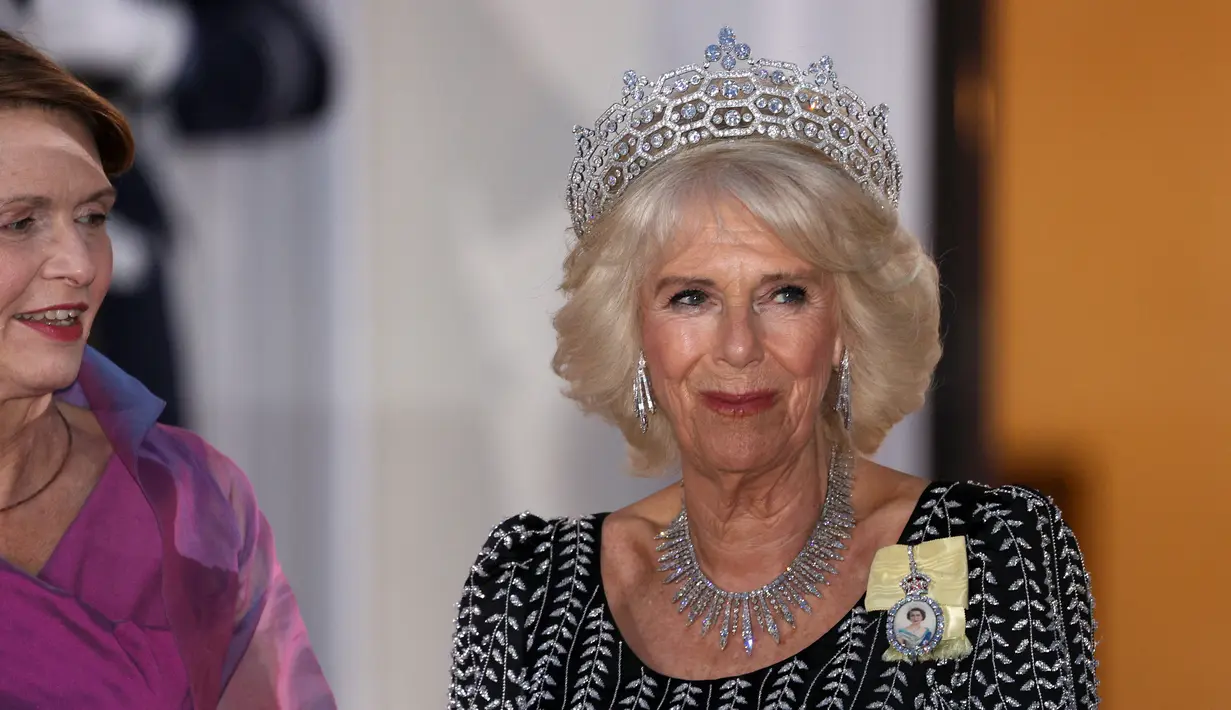 Permaisuri Camilla memperlihatkan gaya berbeda dengan mengenakan Tiara Greville dipasangkan dengan kalung berlian yang diwarisinya dari Ratu Elizabeth II. (Photo by ADRIAN DENNIS / AFP)