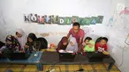 Penggagas Kebumen Desa Digital, Wahyu Yoga Pratama memberikan pelatihan internet kepada anak-anak, di Desa Tambakprogaten, Kabupaten Kebumen, Jawa Tengah, Minggu (6/5). (Liputan6.com/Fery Pradolo)