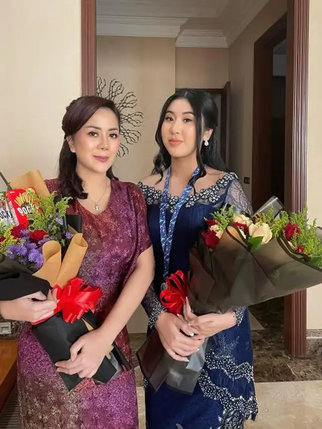 Jarang Tersorot, Ini 6 Momen Kebersamaan Tante Ernie dan Anak Perempuannya