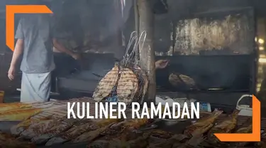 Ikan asap menu favorit berbuka puasa masyarakat pesisir Pantura. Pasar ikan asap ramai di bulan Ramadan, warga sabar menunggu proses pengasapan sambil menunggu waktu berbuka.