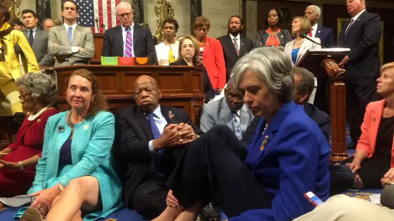 Anggota Partai Demokrat AS menduduki ruang sidang Kongres