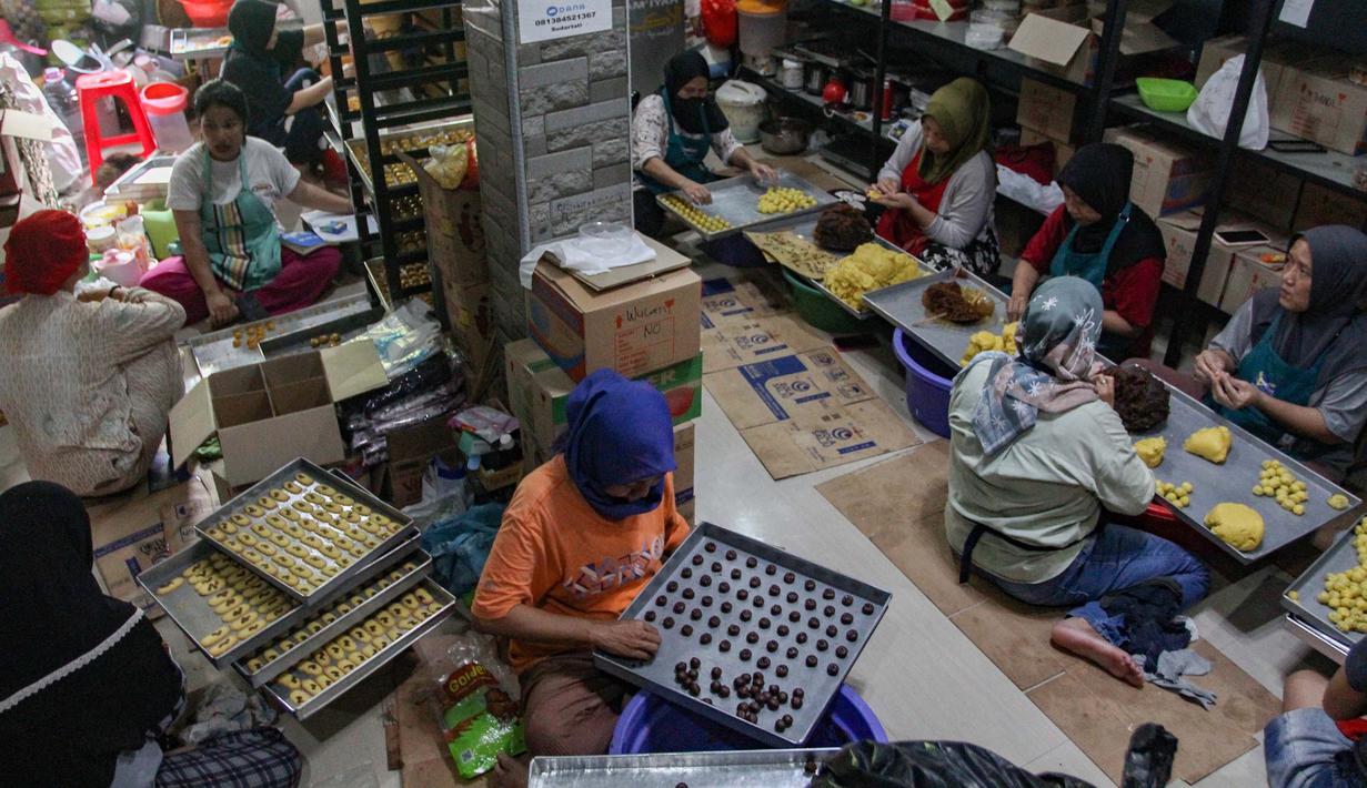 Memasuki akhir Ramadan dan menjelang perayaan Idul Fitri, permintaan berbagai jenis kue kering hasil produksi Kampung Nastar di Gang Subur Larangan Utara Kecamatan Larangan Kota Tangerang, Banten mengalami lonjakan pesanan. Tampak dalam foto, pekerja memproduksi berbagai jenis kue kering di Botisha Cookes Kampung Nastar, Larangan, Tangerang, Banten, Kamis 12 Maret 2026. (merdeka.com/Arie Basuki)