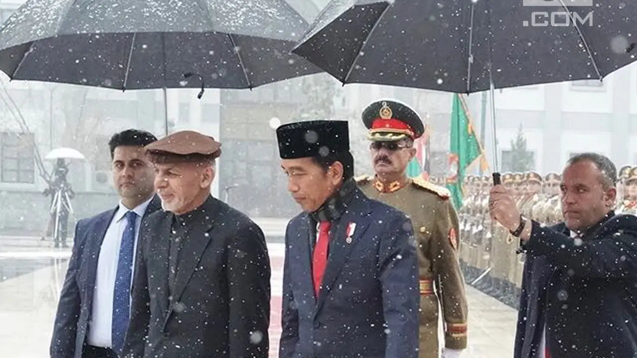 Disambut Hujan Salju, Jokowi Tiba di Afghanistan Setelah Ledakan