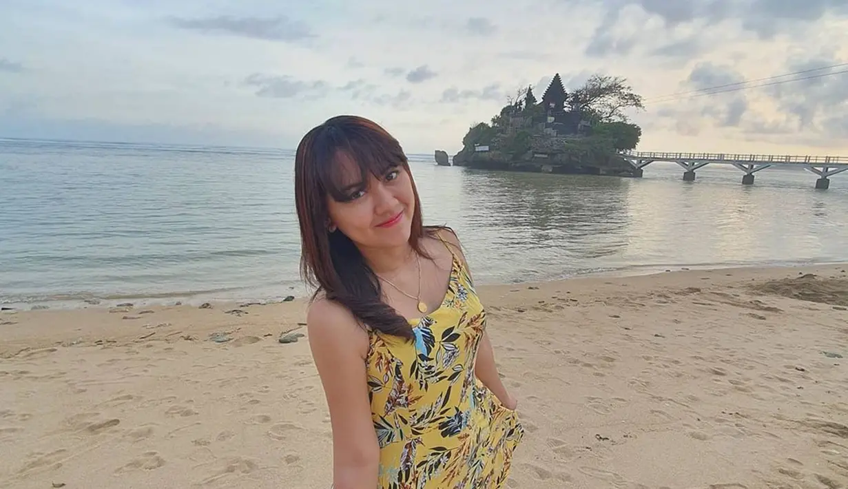 Pemilik nama asli Heppy Rismanda Hendranata memang gaya penampilannya sangat kece dan menawan. Seperti saat Happy Asmara liburan ke pantai. Gaya penampilannya yang memesona ini banjir pujian dari netizen. (Liputan6.com/IG/@happy_asmara77)