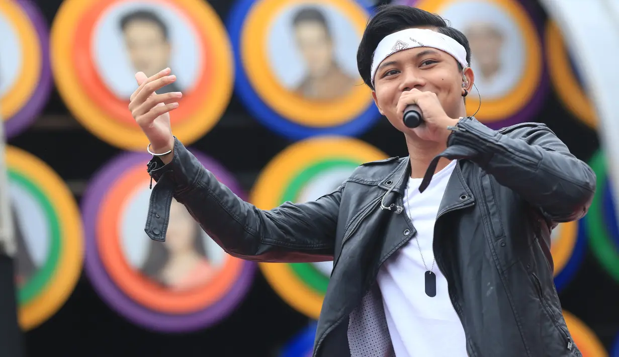 "Jadi yah intinya bagaimana caranya seproduktif mungkin, apalagi di tahun ini Iki lagi produktif-produktifnya, lagi semangat-semangatnya bisa bikin karya yang positif,” pungkas Rizky Febian. (Adrian Putra/Bintang.com)