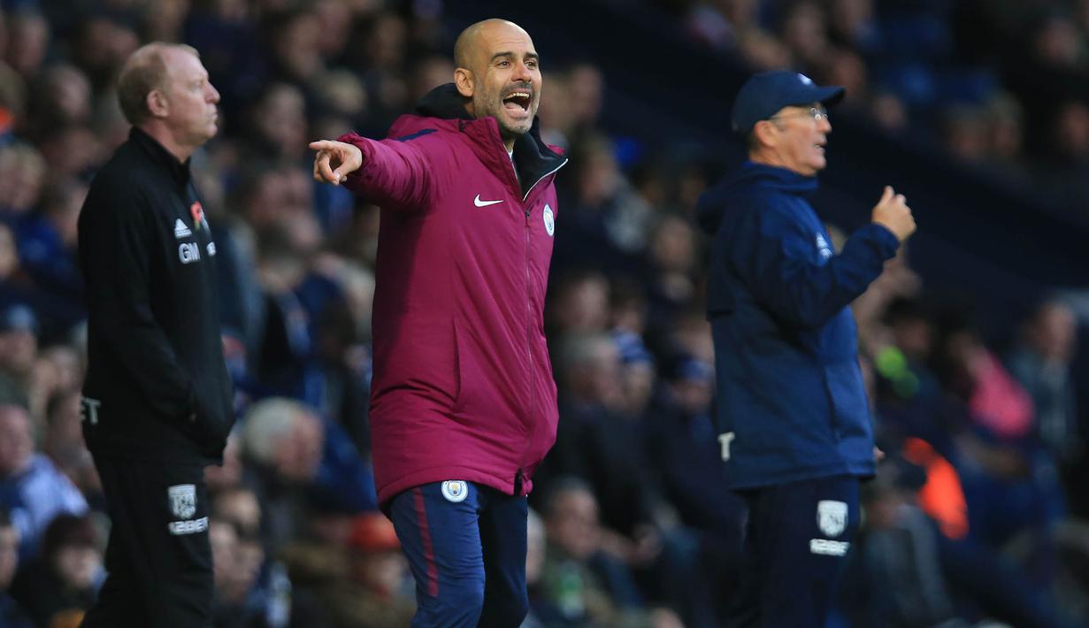 Pelatih Manchester City, Pep Guardiola, memberikan instruksi saat anak asuhnya melawan West Bromwich pada laga Premier League di Stadion The Hawthorns, West Bromwich, Sabtu (28/10/2017). West Bromwich kalah 2-3 dari City. (AFP/Lindsey Parnaby)