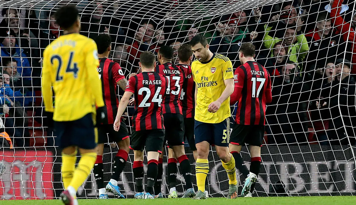 Para pemain Bournemouth merayakan gol Dan Gosling ke gawang Arsenal pada pertandingan Liga Inggris di Stadion Vitality, Bournemouth, Inggris, Kamis (26/12/2019). Pertandingan berakhir dengan skor 1-1. (Mark Kerton/PA via AP)