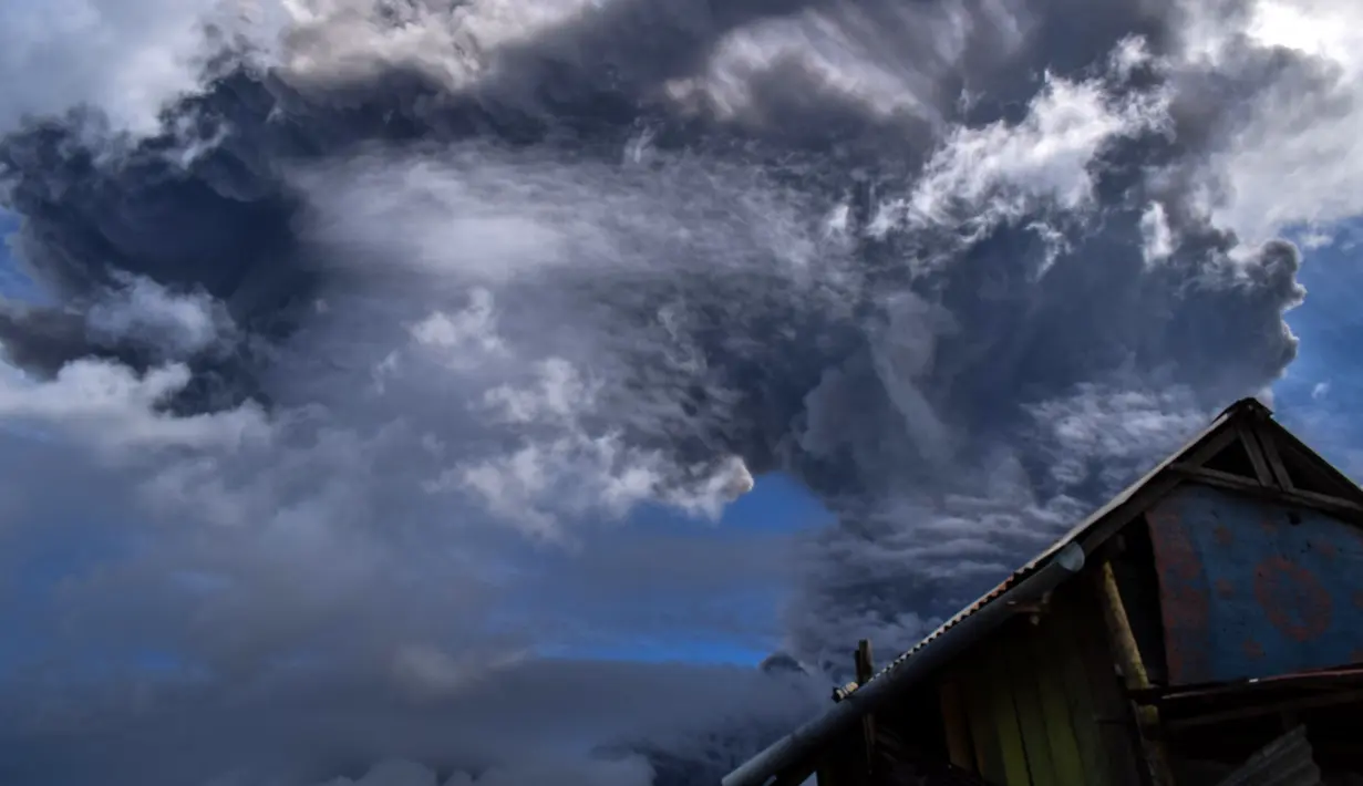 Gunung Sinabung memuntahkan abu di Karo, Sumatra Utara, Senin (10/8/2020).Gunung Sinabung meletus dengan tinggi kolom abu mencapai 5.000 meter di atas puncak gunung atau sekitar 7.460 mdpl. (Xinhua/Sarianto Sembiring)
