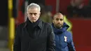 Ekspresi Pelatih Tottenham Hostpur, Jose Mourinho saat berjalan usai pertandingan melawan Manchester United pada lanjutan Liga Inggris di Old Trafford, Rabu (4/12/2019). Mourinho gagal mengalahkan Manchester United mantan klub yang pernah dilatihnya. (AFP Photo/Oli Scarff)