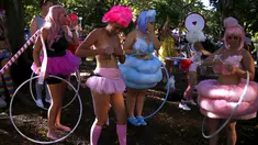 Peserta mengenakan kostum unik untuk mengikuti parade Gay dan Lesbian Mardi Gras di Sydney , Australia , 5 Maret 2016. (REUTERS / David Gray)