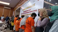 Enam orang yang merupakan sindikat penjualan bayi (berbaju orange) yang ditangkap dan ditahan di Mapolda Sulteng. Mereka mengaku telah menjual belasan bayi termasuk dari Sulawesi Tengah. (Foto: Heri Susanto/Liputan6.com).