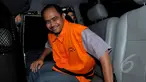 Mantan Walikota Tegal Ikmal Jaya saat memenuhi panggilan KPK. Tampak Ikmal keluar dari mobil yang mengantarnya, Jakarta, Selasa (17/2/2015). (Liputan6.com/Faisal R Syam)