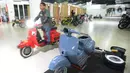 Seorang mekanik membawa motor yang sudah dimodifikasi motor di Jakarta, Selasa (29/3/2022). Modifikasi motor tersebut merupakan konversi  bahan bakar minyak ke motor listrik. (merdeka.com/Imam Buhori)