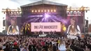 Penyanyi Ariana Grande menggelar konser amal bertajuk "One Love Manchester" di Manchester, Minggu (4/6). Bersama sejumlah musisi, Ariana Grande mengumpulkan uang bagi para korban ledakan pada akhir konsernya yang terjadi 22 Mei silam. (Dave Hogan via AP)