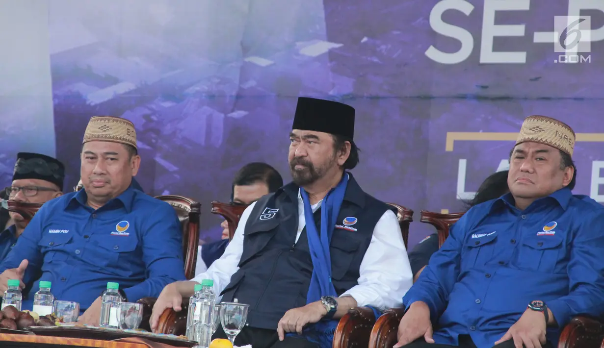Ketum Partai Nasdem Surya Paloh, Bupati Bone Bolango Hamim Pou dan mantan Menteri Perdagangan Rachmat Gobel menghadiri Kampanye Rapat Umum di Gorontalo, Minggu (24/3). Kampanye Rapat Umum akan berlangsung selama 21 hari yakni mulai 24 Maret hingga 13 April 2019. (Liputan6.com/Arfandi Ibrahim)