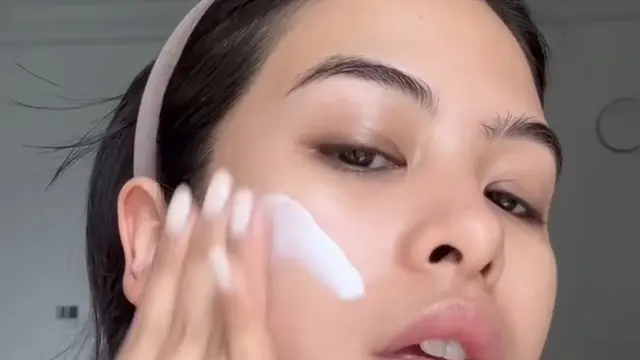 Tak Disangka! Rahasia Kulit Kencang Bebas Kerutan ala Maudy Ayunda Ternyata Pakai Moisturizer Rp100 Ribuan