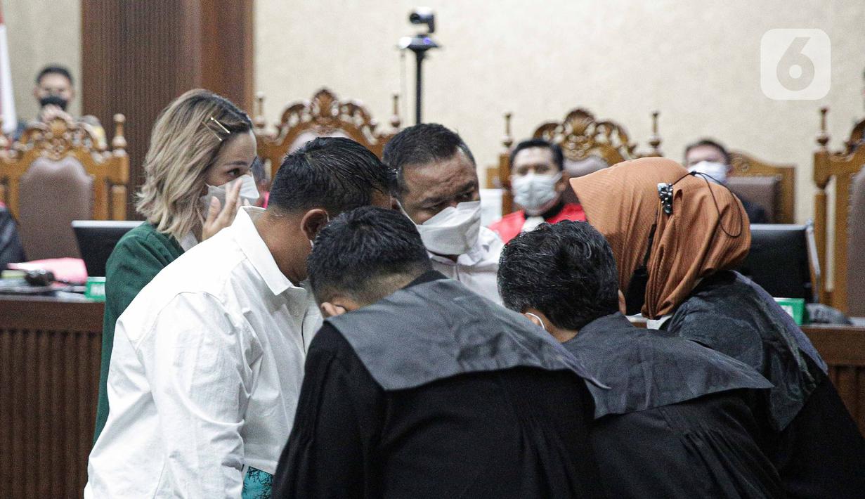 Terdakwa kasus narkoba Nia Ramadhani (kiri) dan Ardi Bakrie (kedua kiri) saat menjalani sidang putusan di PN Jakarta, Selasa (11/1/2022). Nia Ramadhani, Ardi Bakrie, dan Zen Vivanto divonis satu tahun penjara dalam kasus penyalahgunaan narkoba jenis sabu. (Liputan6.com/Faizal Fanani)