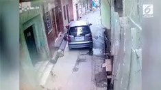 Kamera keamanan merekam aksi seorang wanita membuang bayi berusia tiga hari. Kini bayi tersebut menjalani perawatan di rumah sakit dan kondisinya stabil.