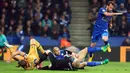 Harry Kane (kiri) terjatuh saat berebut bola dengan para pemain Leicester City pada lanjutan Premier League di King Power Stadium, Leicester, (18/5/2017). Tottenham menang 6-1.  (EPA/Tim Keeton)