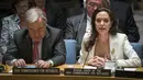 Artis Angelina Jolie saat menghadiri rapat Dewan Keamanan PBB di New York, AS (24/4/2015). Angelina Jolie sebagai utusan Komisaris Tinggi PBB untuk pengungsi (UNHCR) meminta negara-negara maju untuk membantu pengungsi Suriah. (REUTERS/Lucas Jackson)