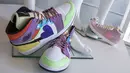Nike Air multicolor high-top dan Nike Air kustom yang dikenakan anggota BTS, Jimin dan J-Hope pada video klip "Dynamite" mereka ditampilkan saat pratinjau pers Julien's Auctions MusiCares Charity Relief Auction, di Beverly Hills, California, Selasa (26/1/2021). (VALERIE MACON/AFP)