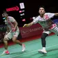 Pebulutangkis ganda putra Indonesia, Leo Rolly Carnando/Daniel Marthin bertanding melawan pebulutangkis ganda putra Jepang, Takuro Hoki/Yugo Kobayashi pada laga semifinal Indonesia Masters 2023 di Istora Senayan, Jakarta, Sabtu (28/01/2023). Leo/Daniel menang dengan skor 18-21, 21-17, 21-3. (Bola.com/Bagaskara Lazuardi)