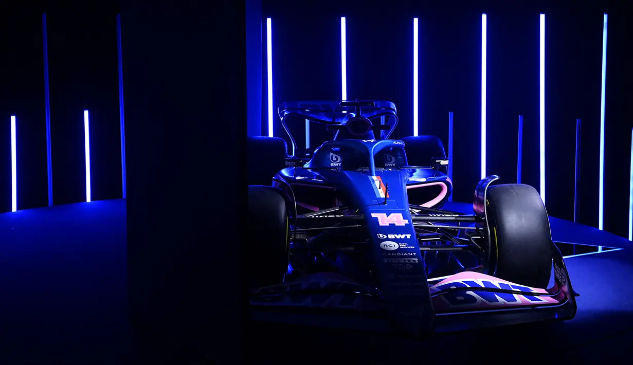 Tim Alpine meluncurkan mobil balap Formula 1 terbarunya Alpine A522 menjelang Musim 2022 di Palais de Tokyo, Paris, Senin (21/2/2022). Menariknya, Alpine meluncurkan dua corak sekaligus. Corak pertama adalah biru berbalut pink, sedangkan yang kedua adalah pink berbalut biru. (FRANCK FIFE/AFP)