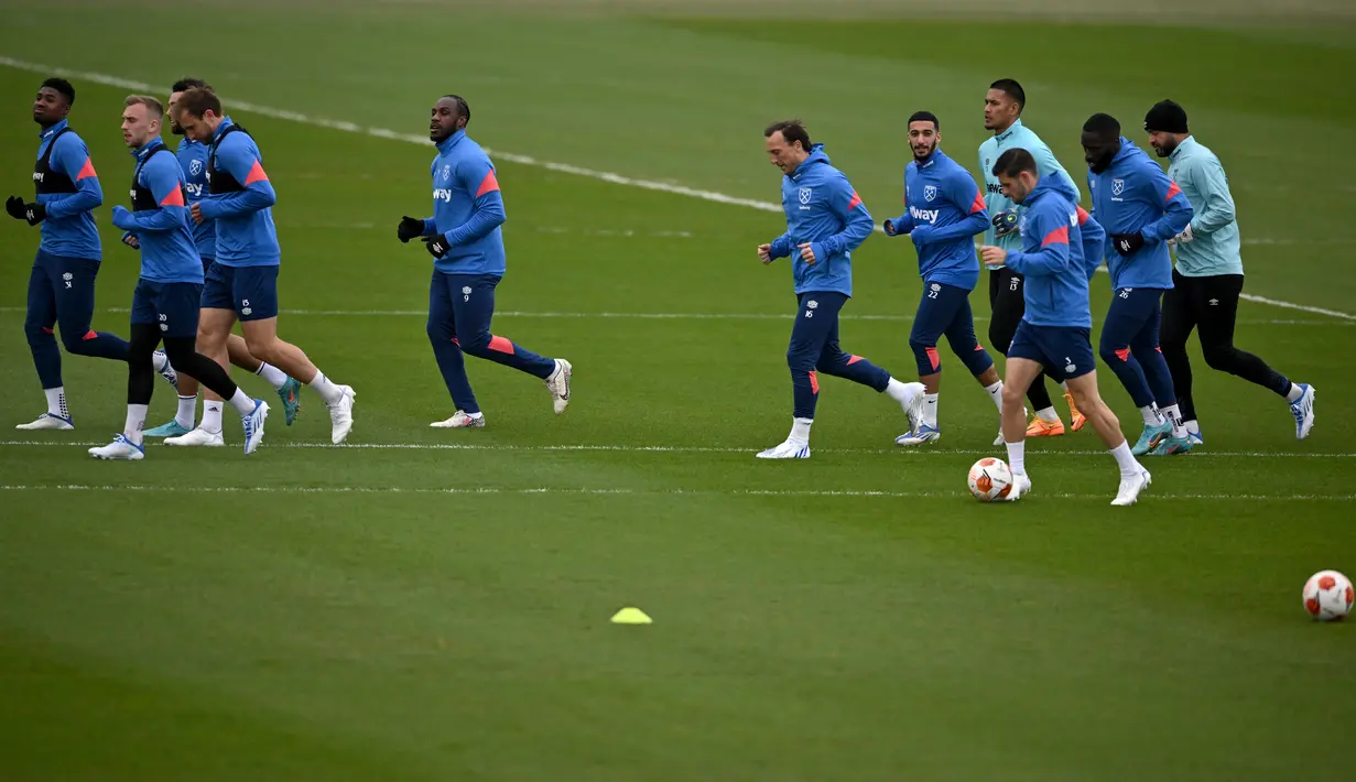 <p>Para pemain West Ham United menghadiri sesi latihan menjelang duel leg I semifinal Liga Europa 2021/2022, di tempat latihan West Ham United di London timur, Rabu (27/4/2022). West Ham menjamu Eintracht Frankfurt di London Stadium pada Jumat, 29 April dini hari. Kedua kesebelasan mengincar tiket ke Liga Champions musim depan. (Ben Stansall / AFP)</p>
