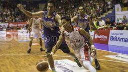 Pebasket Garuda Bandung, Januar Kuntara, berusaha lepas dari kawalan pemain CLS Knights pada laga IBL Regular Season 2017 di C-tra Arena Bandung, Jawa Barat, Minggu (26/2/2017). Garuda kalah 54-57 atas CLS. (Bola.com/Vitalis Yogi Trisna)