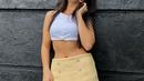 Megan Domani tak ragu pamer perut rata dengan crop top putih dan rok mini [instagram/megandomani1410]