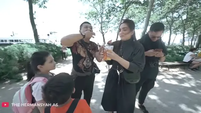 Liburan ke Amerika Serikat, Anang Hermansyah dan Ashanty Girang Beli Rujak Meksiko. (YouTube The Hermansyah A6)