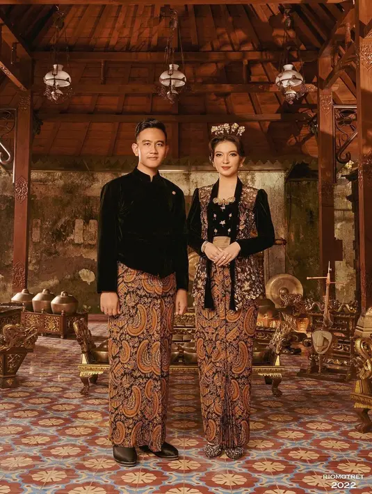 Gaya couple super anggun dari pasangan anak pertama Presiden Jokowi, Gibran dan sang istri Selvi Ananda. Gibran yang saat ini menjabat sebagai Walikota Solo tampil di sebuah photoshoot dengan busana adat Jawa. Selvi tampil elegan mengenakan kebaya kutubaru hitam dengan sentuhan warna emas yang mewah, serasi beskap yang dikenakan Gibran. Keduanya mengenakan kain batik sebagai bawahan yang seragam. [Foto: Instagram/doleytobing]