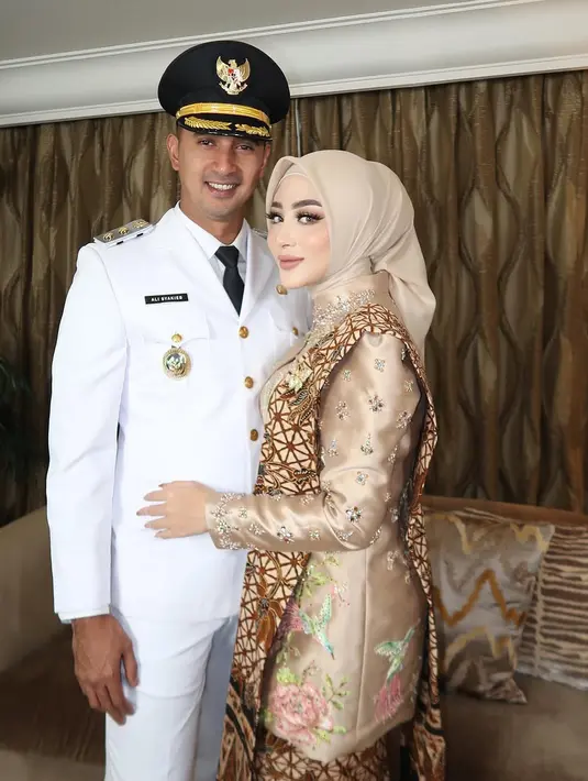 Margin Wieheerm tampil memesona dalam balutan kebaya klasik dengan sentuhan cheongsam yang dirancang oleh desainer Ayung Berinda.  [@marginw].