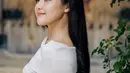 Erina menampilkan rambut panjang hitam yang tergerai indah saat mengenakan atasan off shoulder putihnya. [Instagram/@erinagudono]