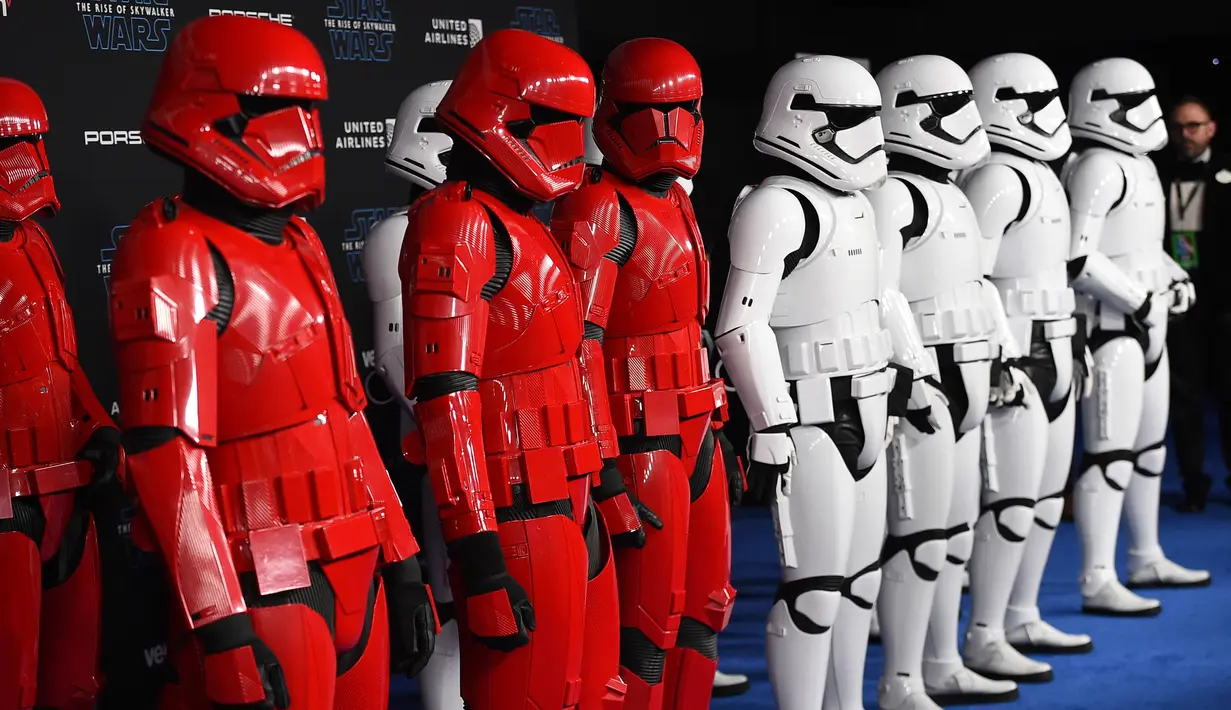 Prajurit tentara Stormtrooper menghadiri world premiere film Star Wars: The Rise of Skywalker di Hollywood, California, Senin (16/12/2019). Star Wars: The Rise of Skywalker akan menutup sekuel trilogi Star Wars yang pertama kali diluncurkan pada 2015 lalu. (AP Photo/Chris Pizzello)